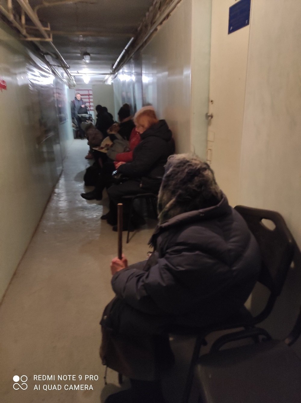 Бабуся, яка сидить у підвалі університету під час повітряної тривоги