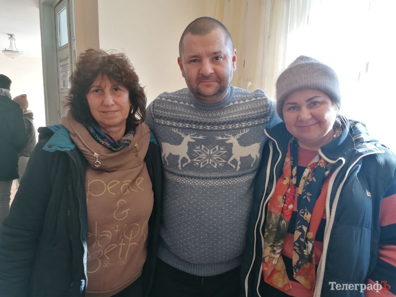 Юрій Білоус та волонтерки, які пригощають біженців чаєм