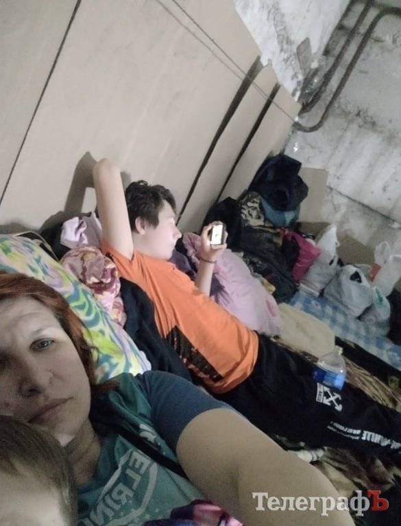 Власне фото Інни з підвалу, де вони ховалися від обстрілів
