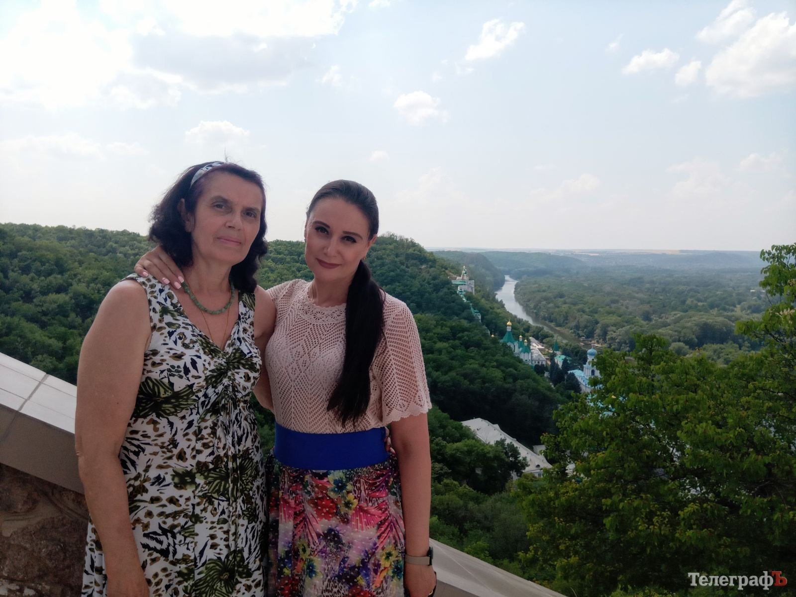 Вікторія із мамою у Святогірську на Донеччині