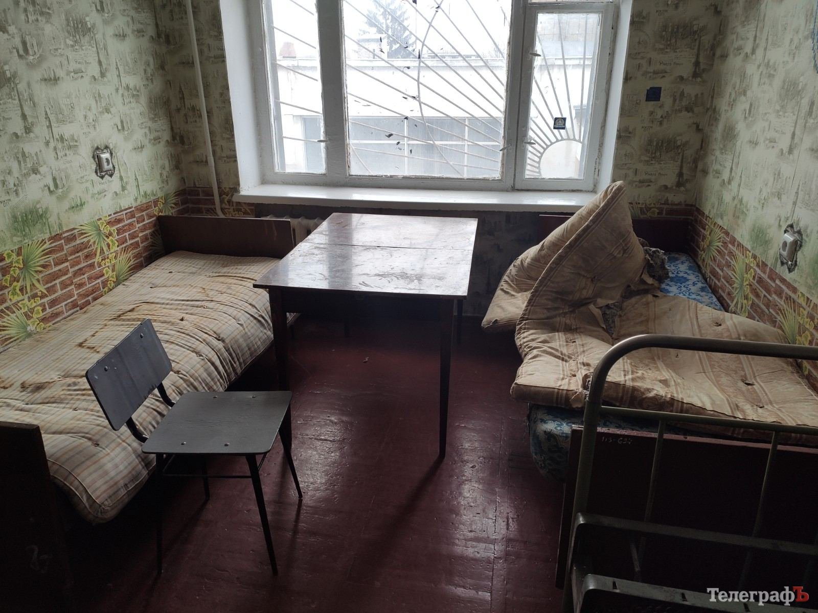 У таких умовах опинились вимушені переселенці. Вони не скаржились, дякували за дах над головою