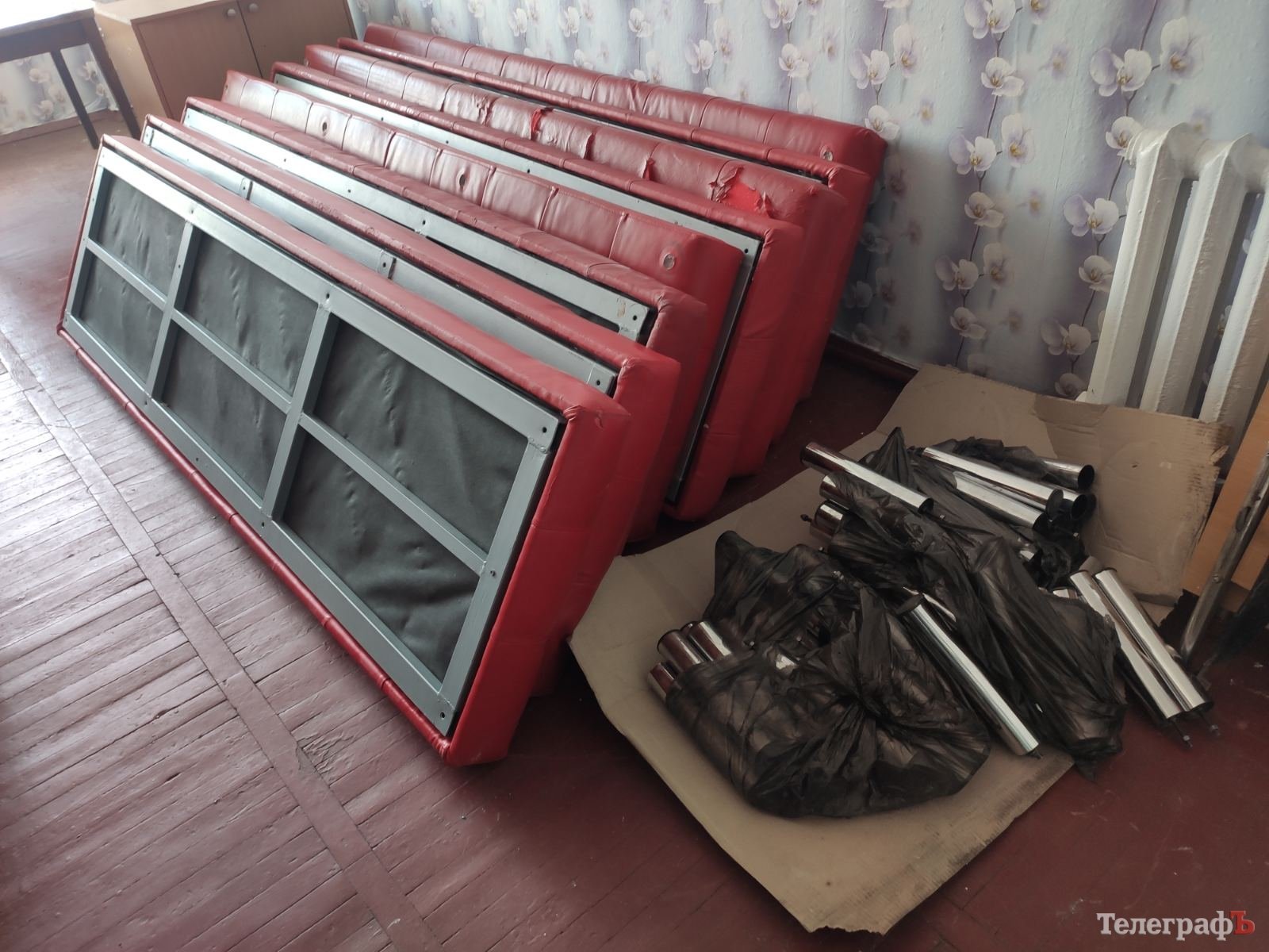 Сергій Стеценко згадує: перетелефонував торгівельний центр «Грант» - запропонував в подарунок вісім диванчиків, які на той момент змогли зняти «напругу» з розміщенням.