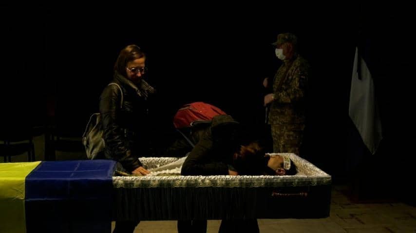 Доньки, дружина та матір схилилися над домовиною Ігоря, яке було огорнуте у жовто-блакитний стяг