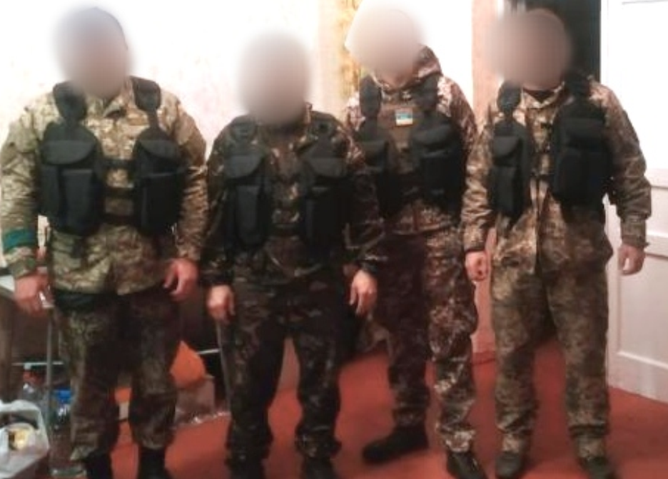 Бійці у розгрузках, якими їх забезпечили волонтери університету