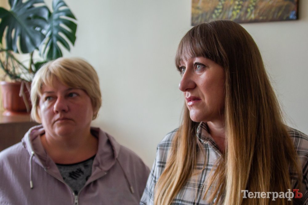 На фото ліворуч сестра Ірина та праворуч дружина Ірина