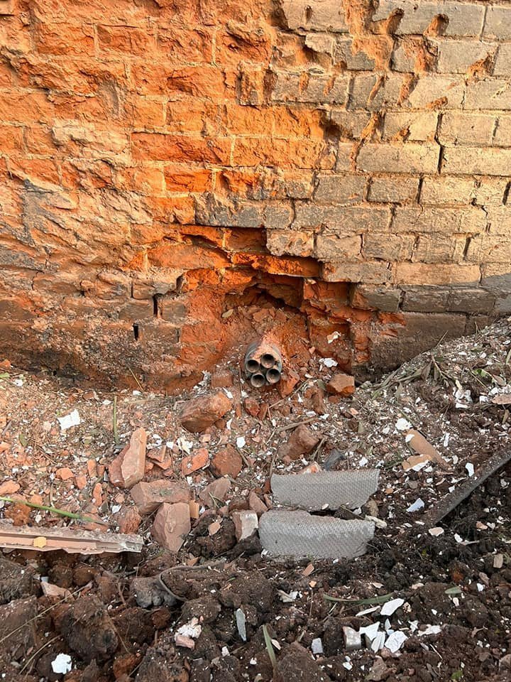 Снаряд у стіні церкви