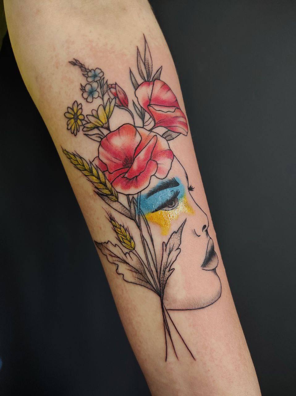 <span class="custom-bold">«Доброго вечора, ми з України!» Які патріотичні татуювання роблять люди у Кременчуці</span>