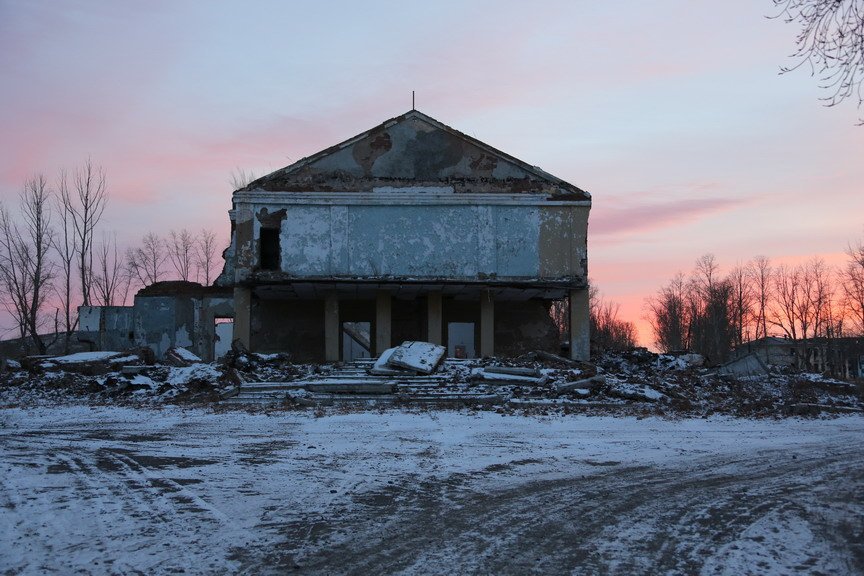 Бєзрєчна сьогодні: саме до цього Будинку офіцерів колись у селищі вела єдина у селищі асфальтова доріжка