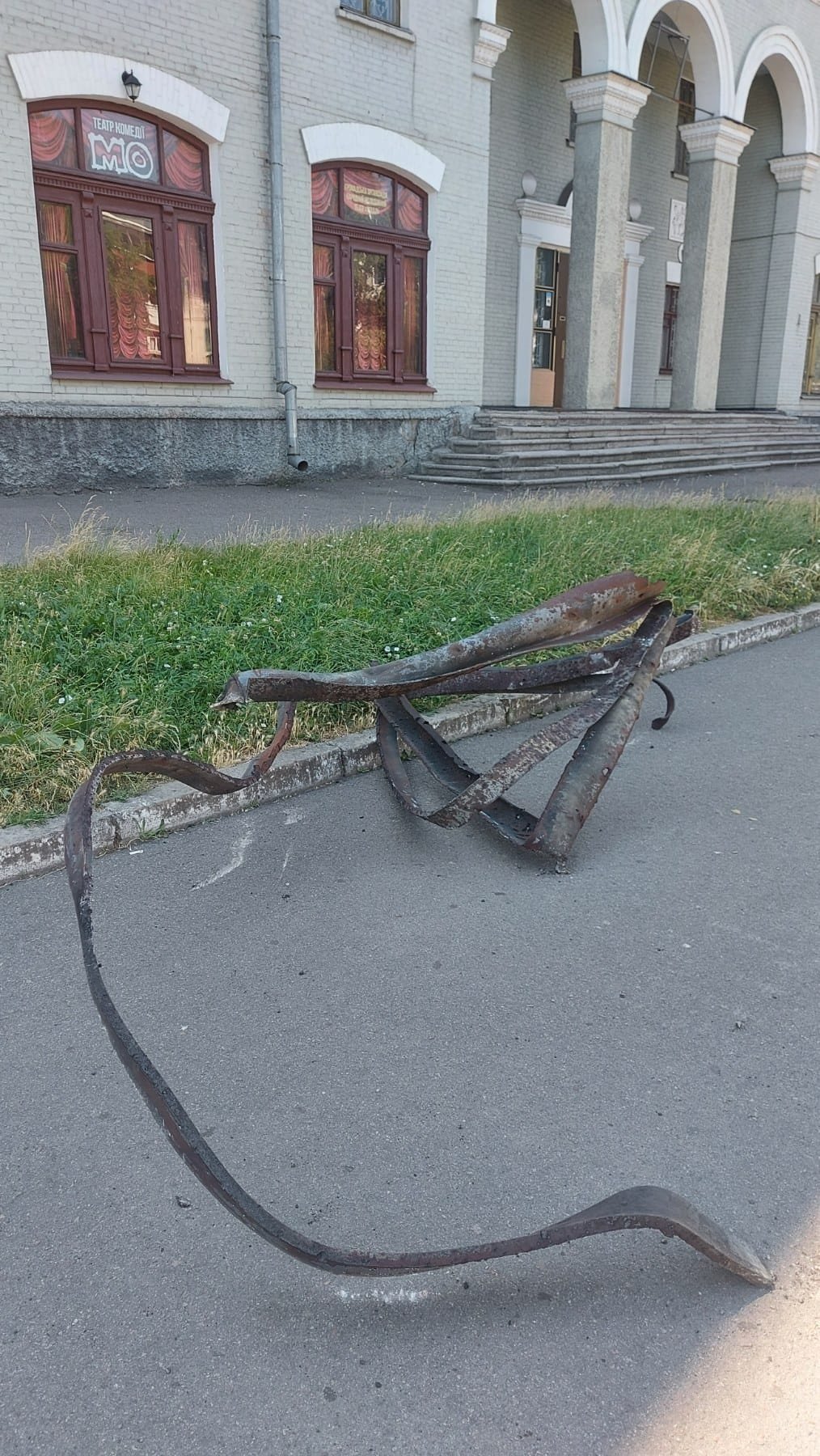 Уламки, які прилетіли до театру «МО» після обстрілу ТЦ «Амстор»