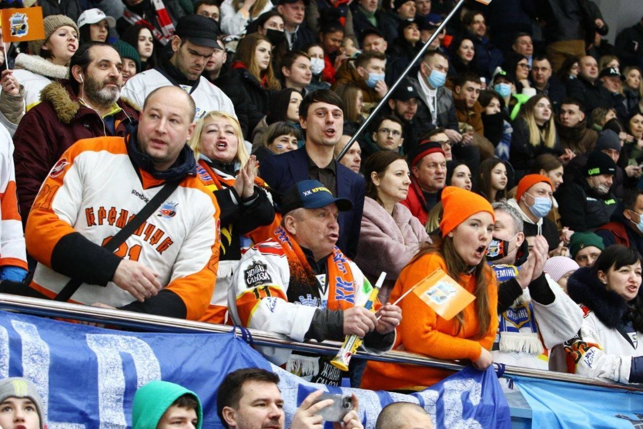 Крістіна вболіває за ХК "Кременчук" в матчі проти київського "Сокола"