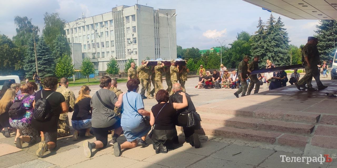 На фото крайні праворуч рідні, які зустрічають Євгена Філатова