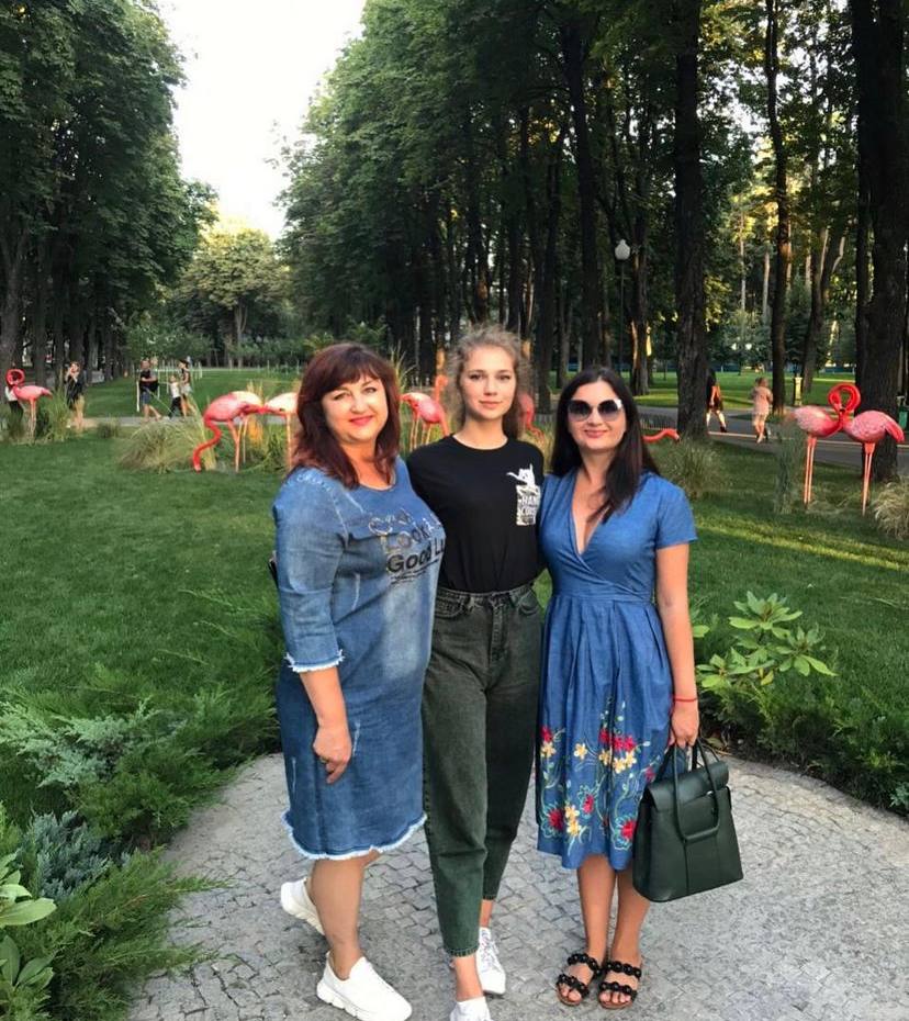 Анна з мамою та сестрою