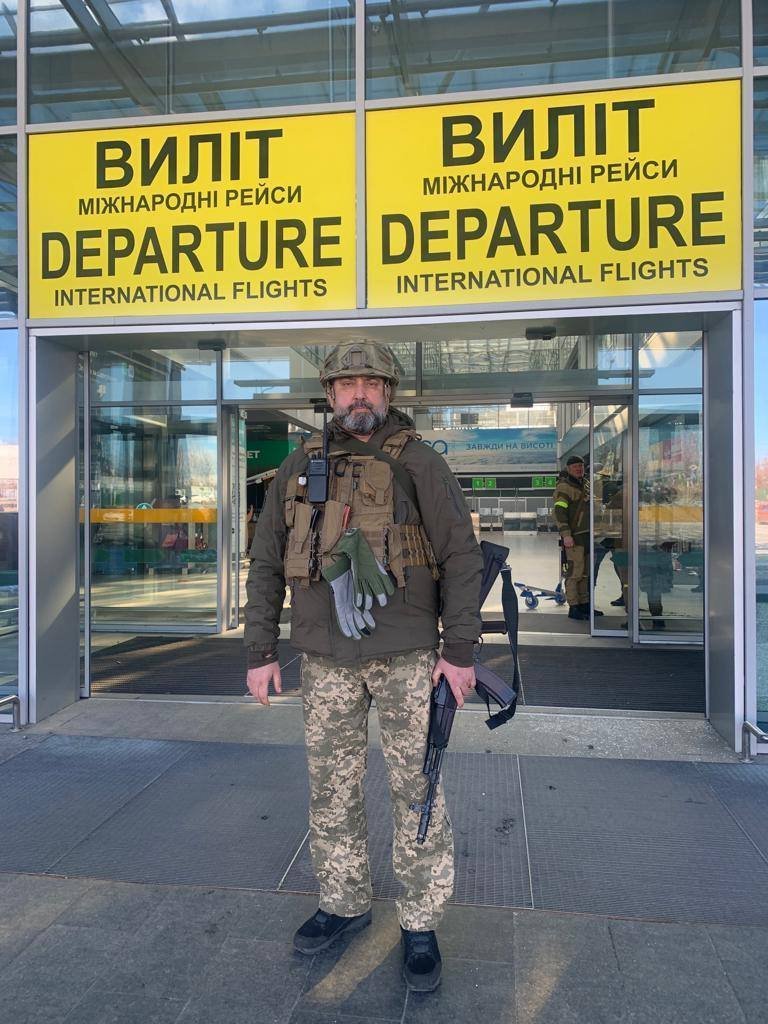 Генерал-майор Сергій Кривонос в аеропорту Київ (Жуляни) навесні 2022 року / Інфографіка: Сергій Стерненко / Телеграм