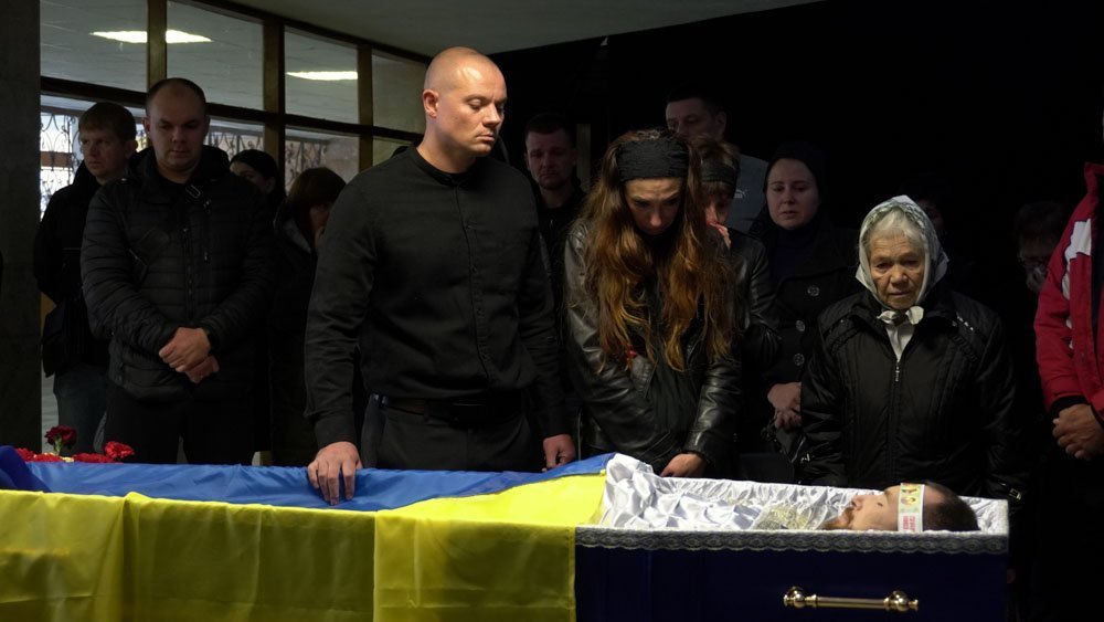 Кохана та друг схилилися над домовиною Олександра