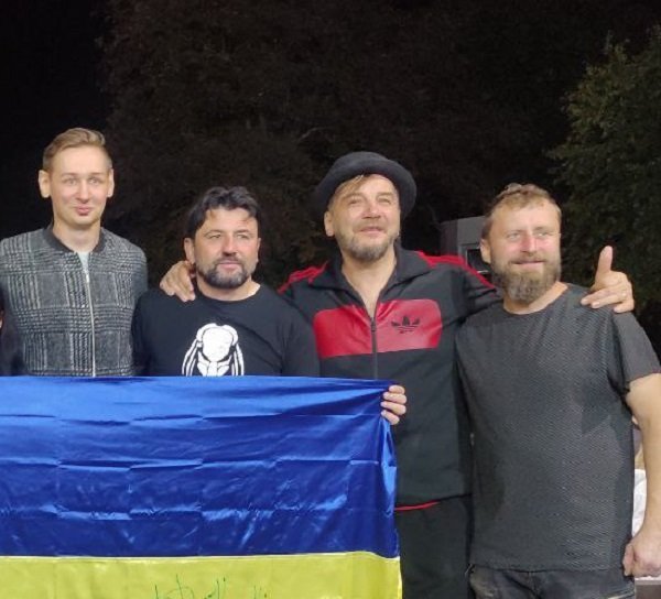 Кременчужанин Юрій вирішив використати всі кошти з кредитної картки, щоб придбати стяг та допомогти ЗСУ. Хлопець розповів, що у лавах армії воює його однокласник, тому наближає перемогу на економічному фронті