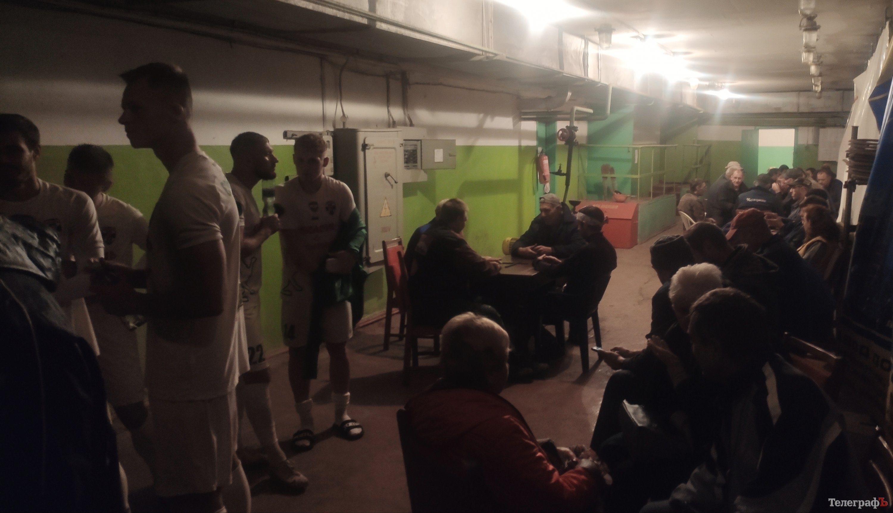 У другому таймі гру перервала повітряна тривога, після якої команди виїхали в укриття