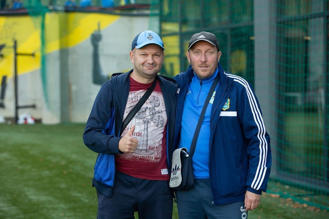 Антон Диндіков на фото праворуч