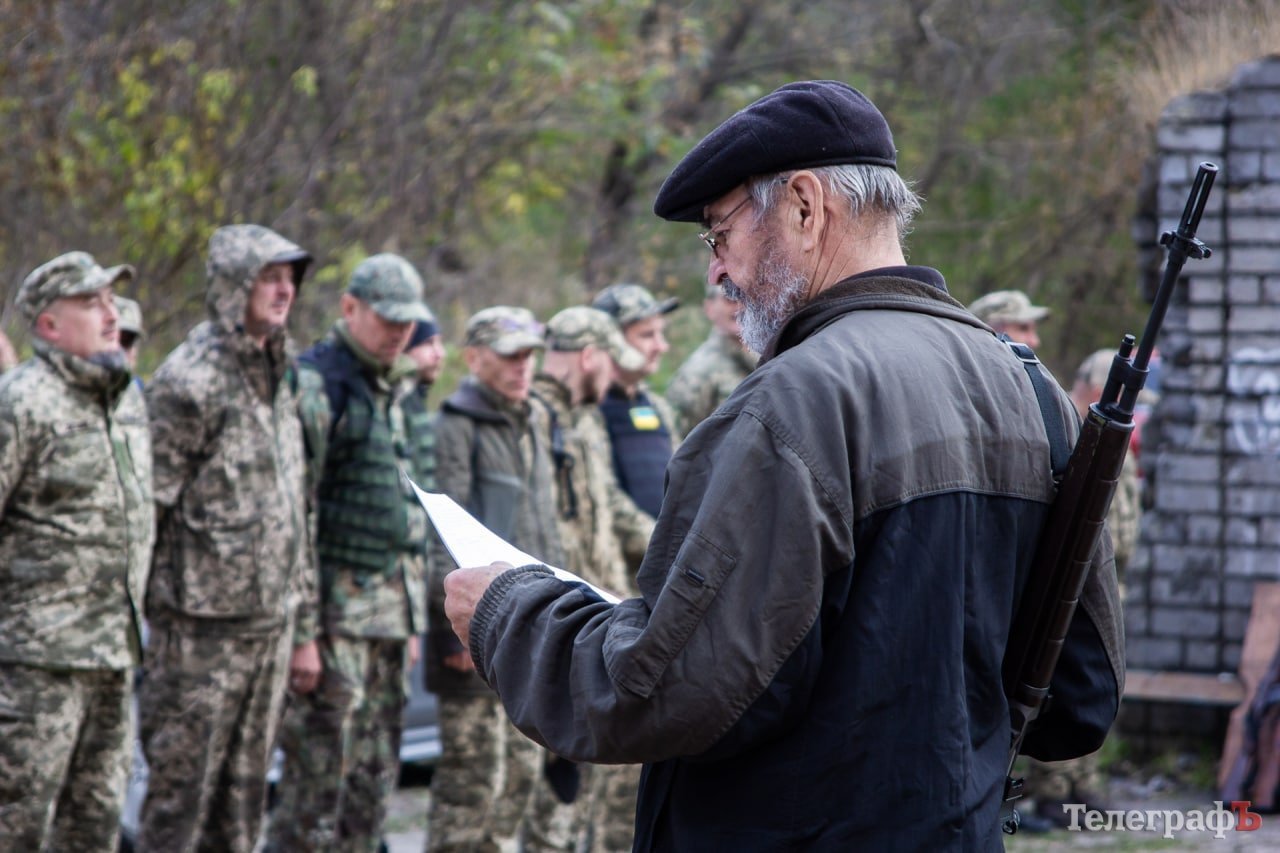 Присягу добровольця приймає 66-річний Анатолій Глухов, ветеран війни в Афганістані