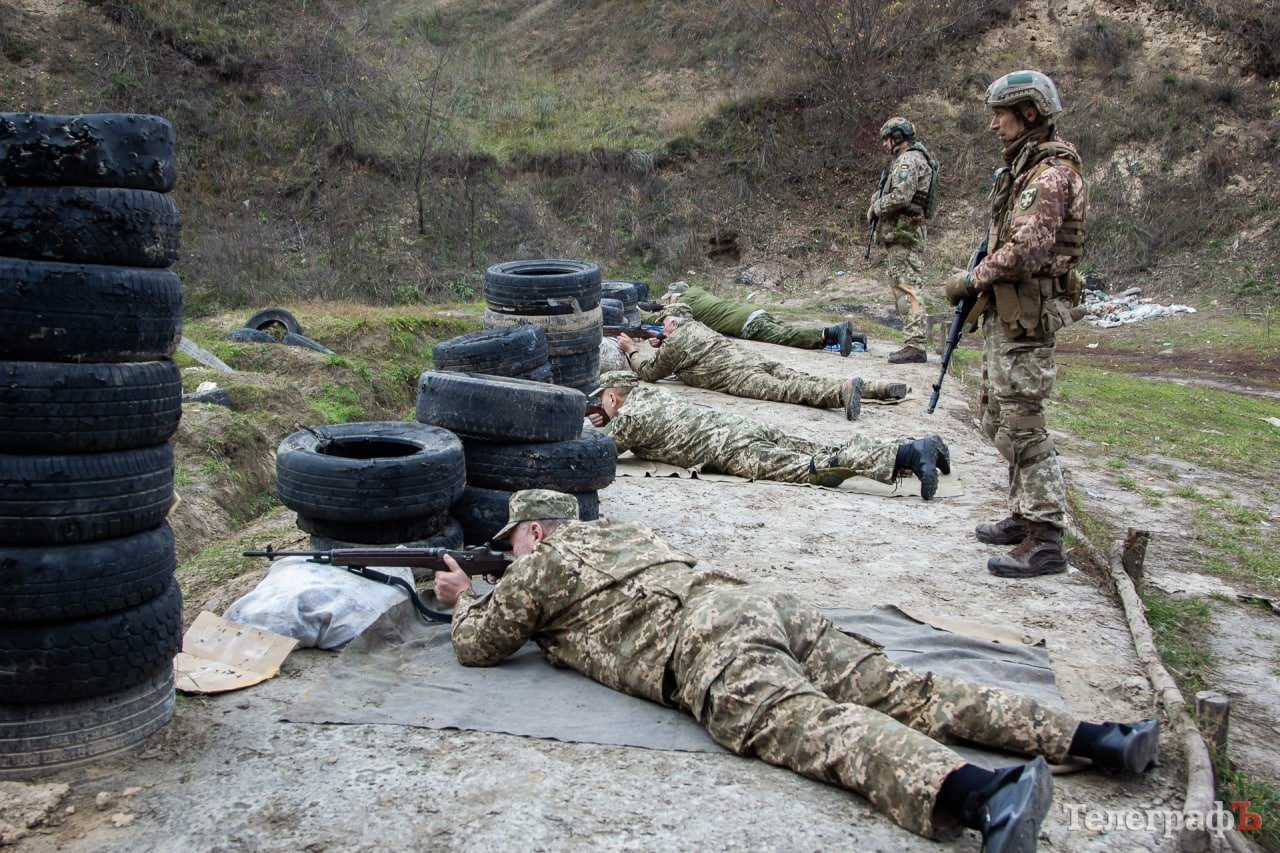 На вогневому рубежі ветерани - стрільба з М14 з положення лежачі