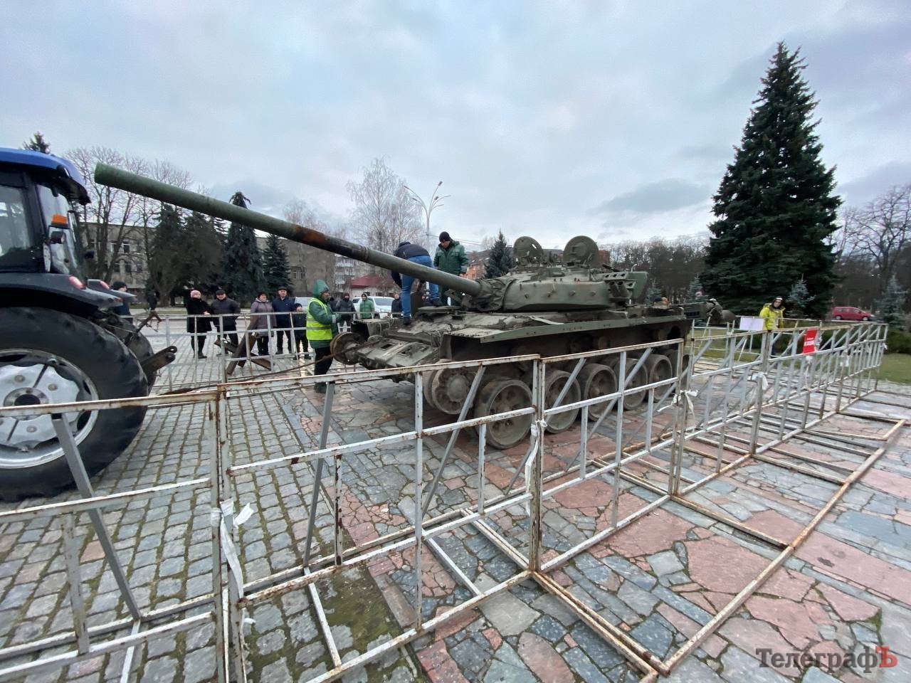До трактора прикріпили залишки російсьокого танку