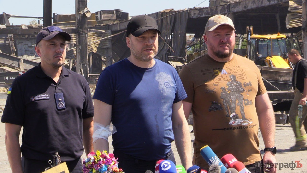 Денис Монастирський у Кременчуці після обстрілу «Амстора» (на фото по центру)