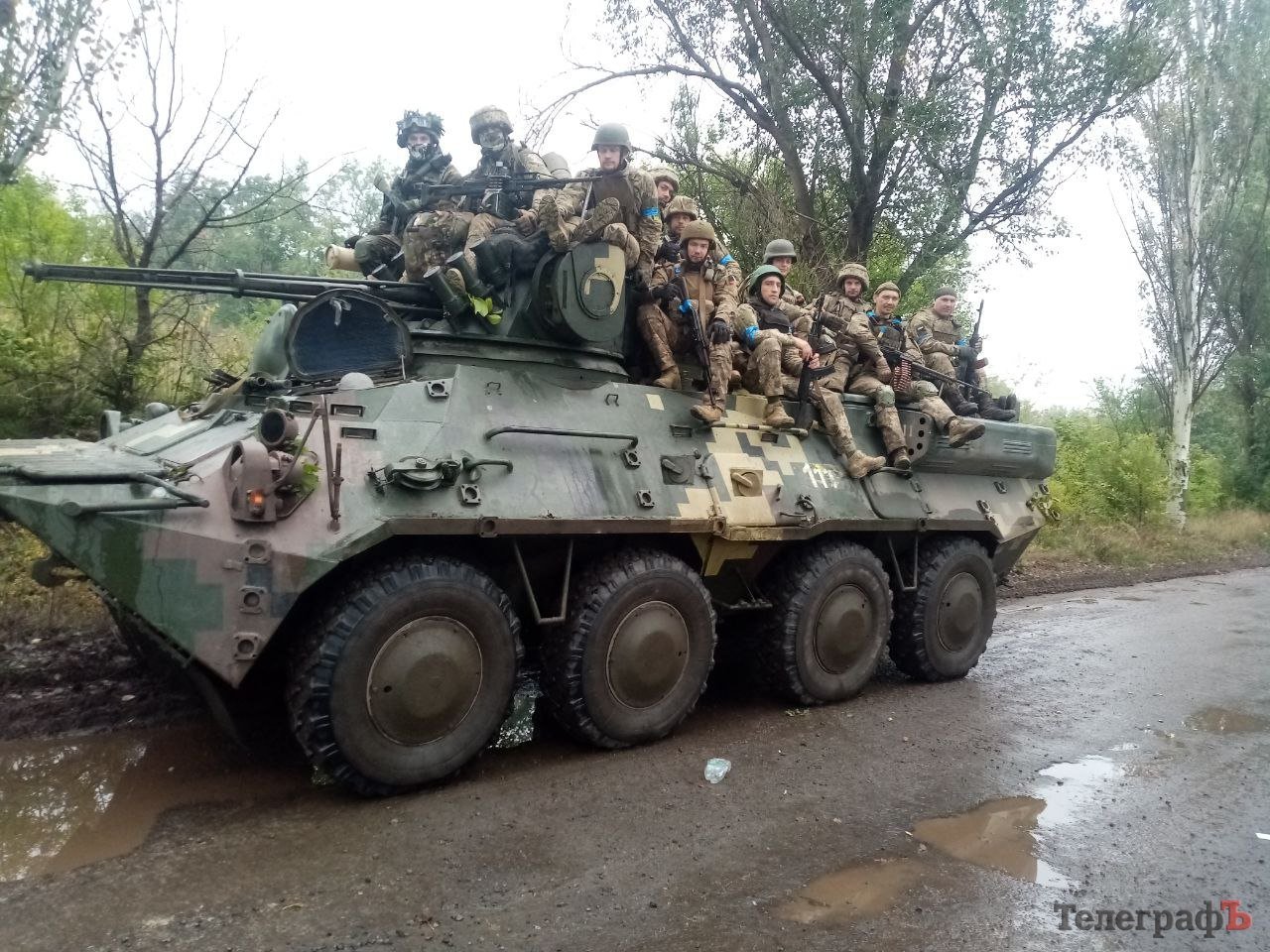 З усіх десантників, що сидять на БТР, у живих залишилося лише двоє