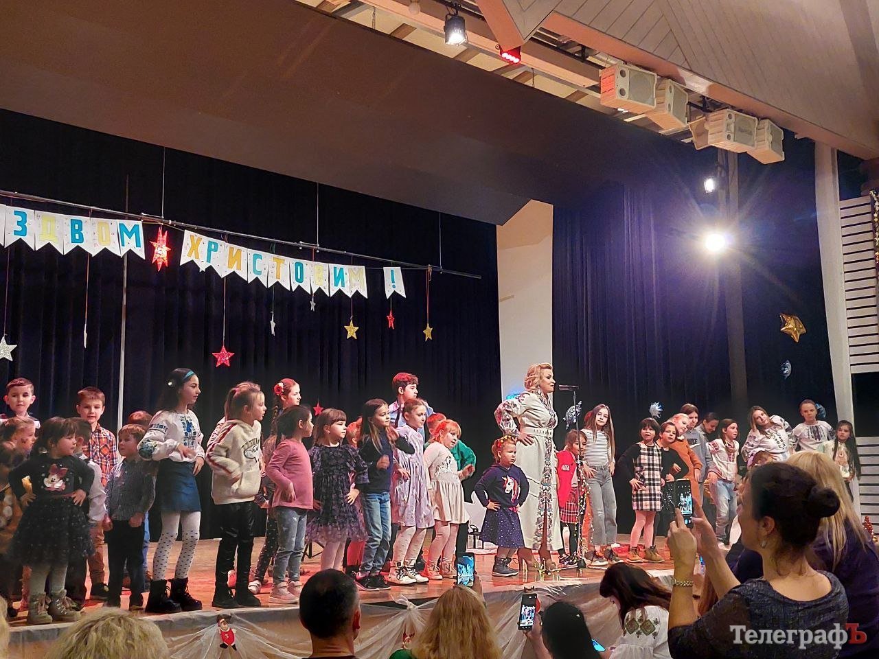 Марія Бурмака виступає перед українцями во Фрайбурзі - на сцені діти біженців