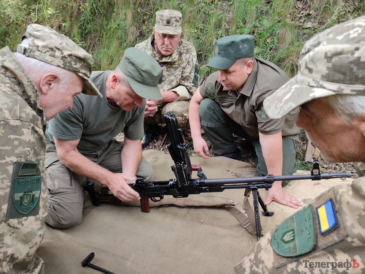 Бійці ДФТГ вивчають кулемет ПКМ
