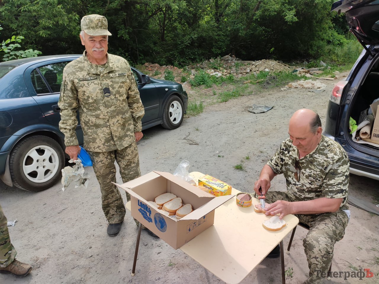 Найстарший доброволець ДФТГ № 3, ветеран війни в Афганістані, командир взводу старший прапорщик у відставці Олександр Лисак разом з підлеглим готують обідній перекус для побратимів
