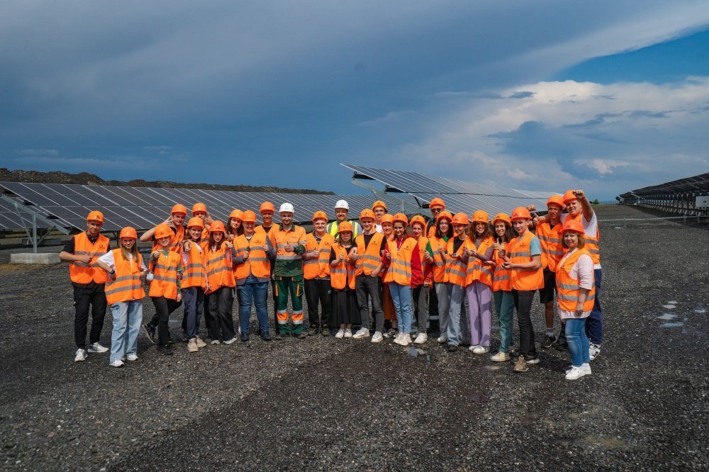 Студенти відвідують сонячну електростанцію Ferrexpo