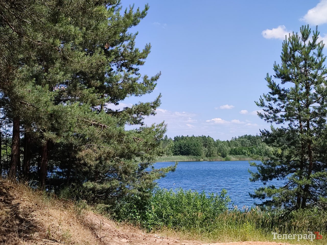 На озері вода дійсно блакитна