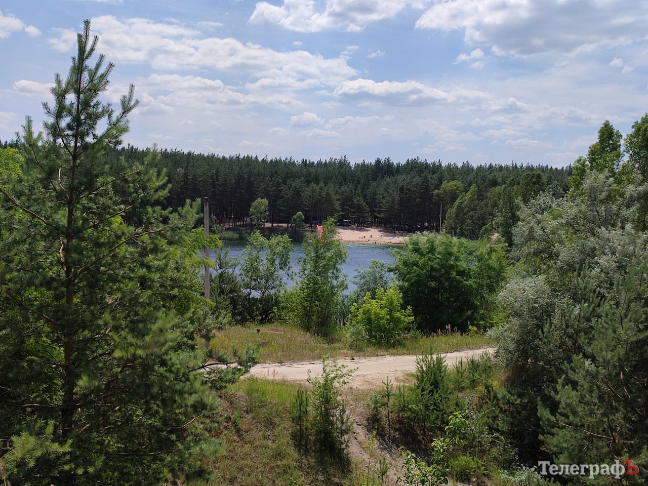 Друге озеро зовсім поруч і там є водяна гірка