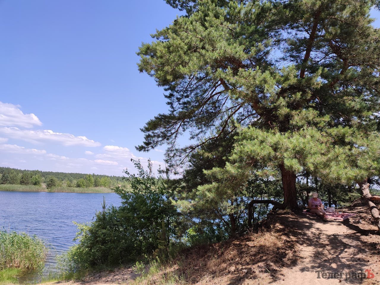 На берегах озера у піску є домішки блакитної гліни