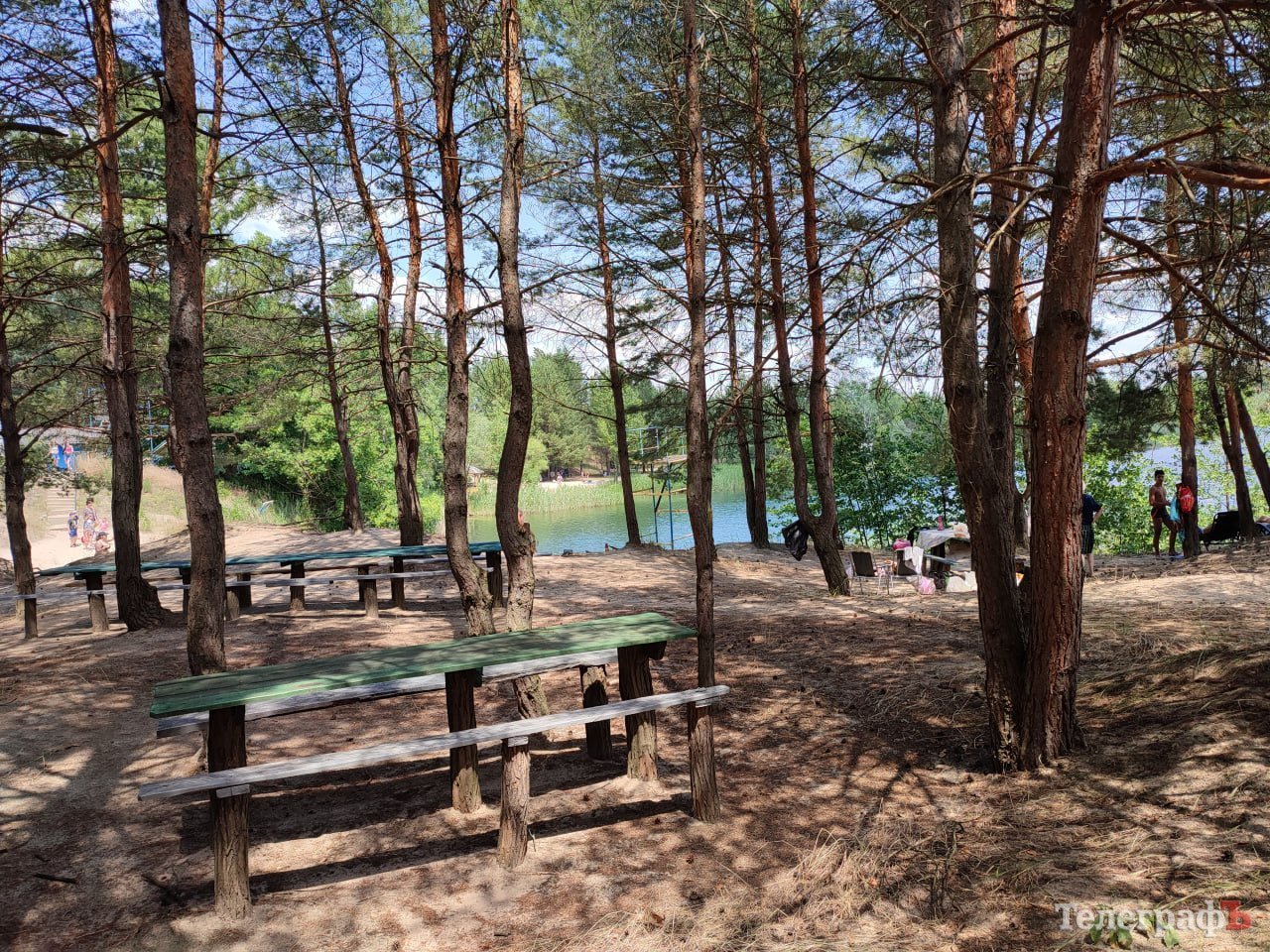 На берегах озера є закриті альтанки та просто столики