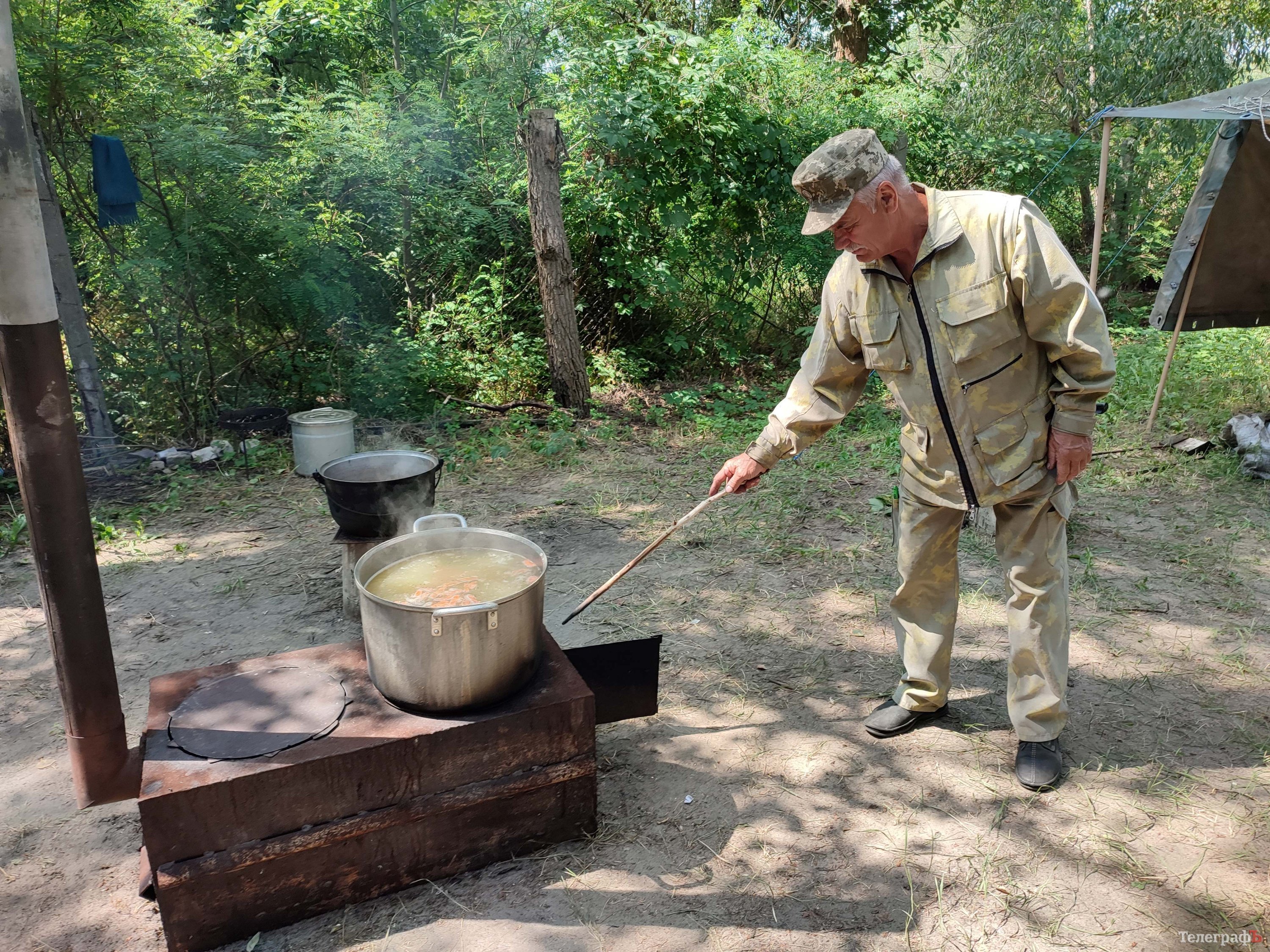 Найстарший доброволець ДФТГ № 3, командир взводу старший прапорщик у відставці Олександр Лисак разом з підлеглими готує обід для побратимів