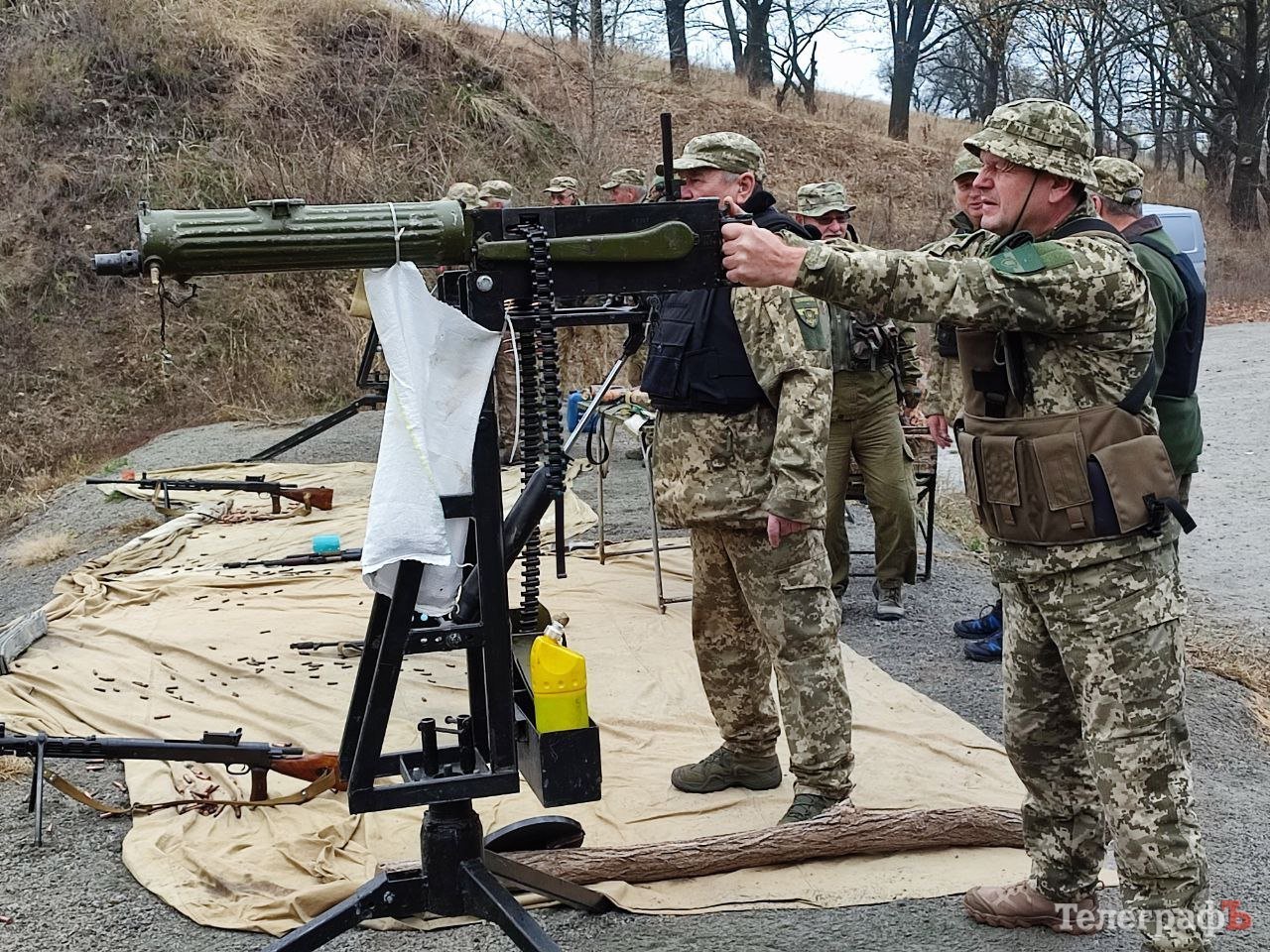 Доброволець ДФТГ, підполковник у запасі ДСНС, заступник генерального директора КП «Благоустрій Кременчука» Юрій Мокієнко веде вогонь з кулемета Максим