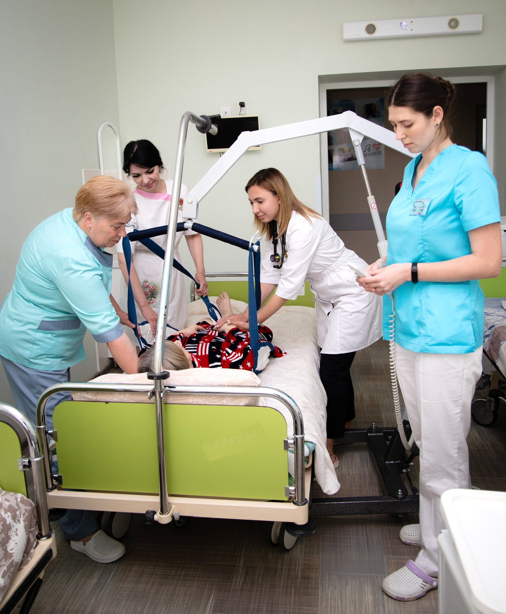 Для хворих, яким важко рухатися самостійно, у відділенні є підйомник