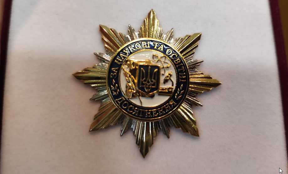 Нагрудний знак «За наукові та освітні досягнення» — заохочувальна відомча відзнака Міністерства освіти і науки України, вручається з 2013 року. Має найвищий ступінь серед відзнак, запроваджених МОН України