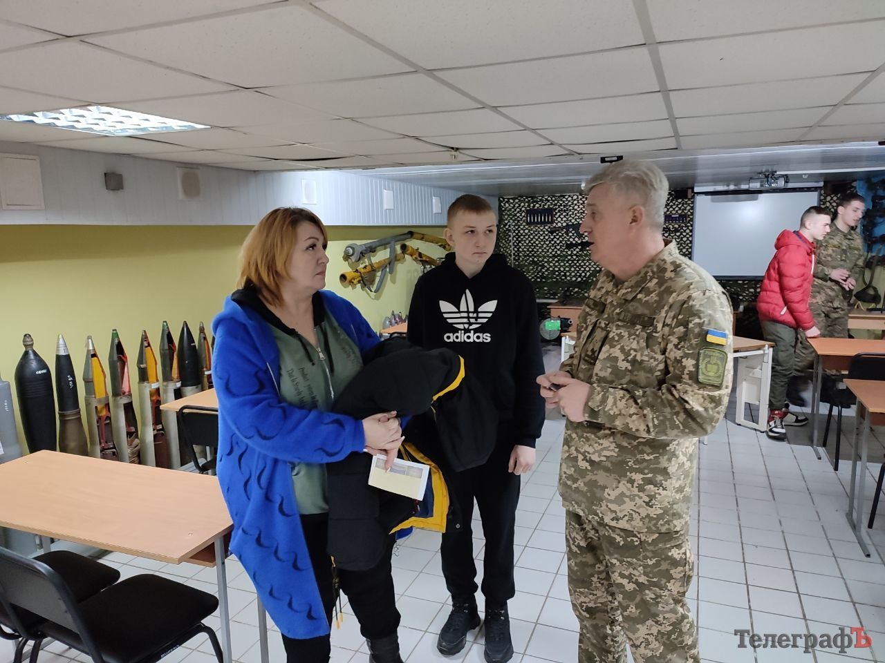 Командир навчальної роти Віктор Осипюк розповів переселенцям пані Олені та її сину Максиму про умови навчання у ліцеї