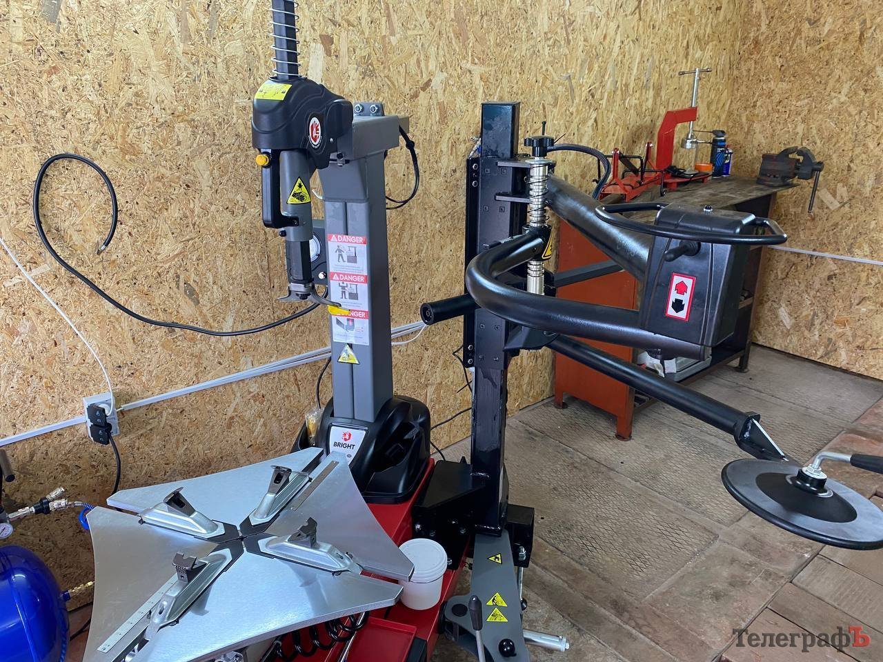 Автоматичний шиномонтажний верстат