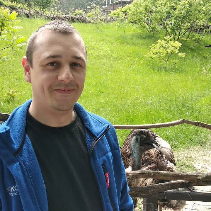 У вільний час Владислав Бондаренко любить рибалити та подорожувати