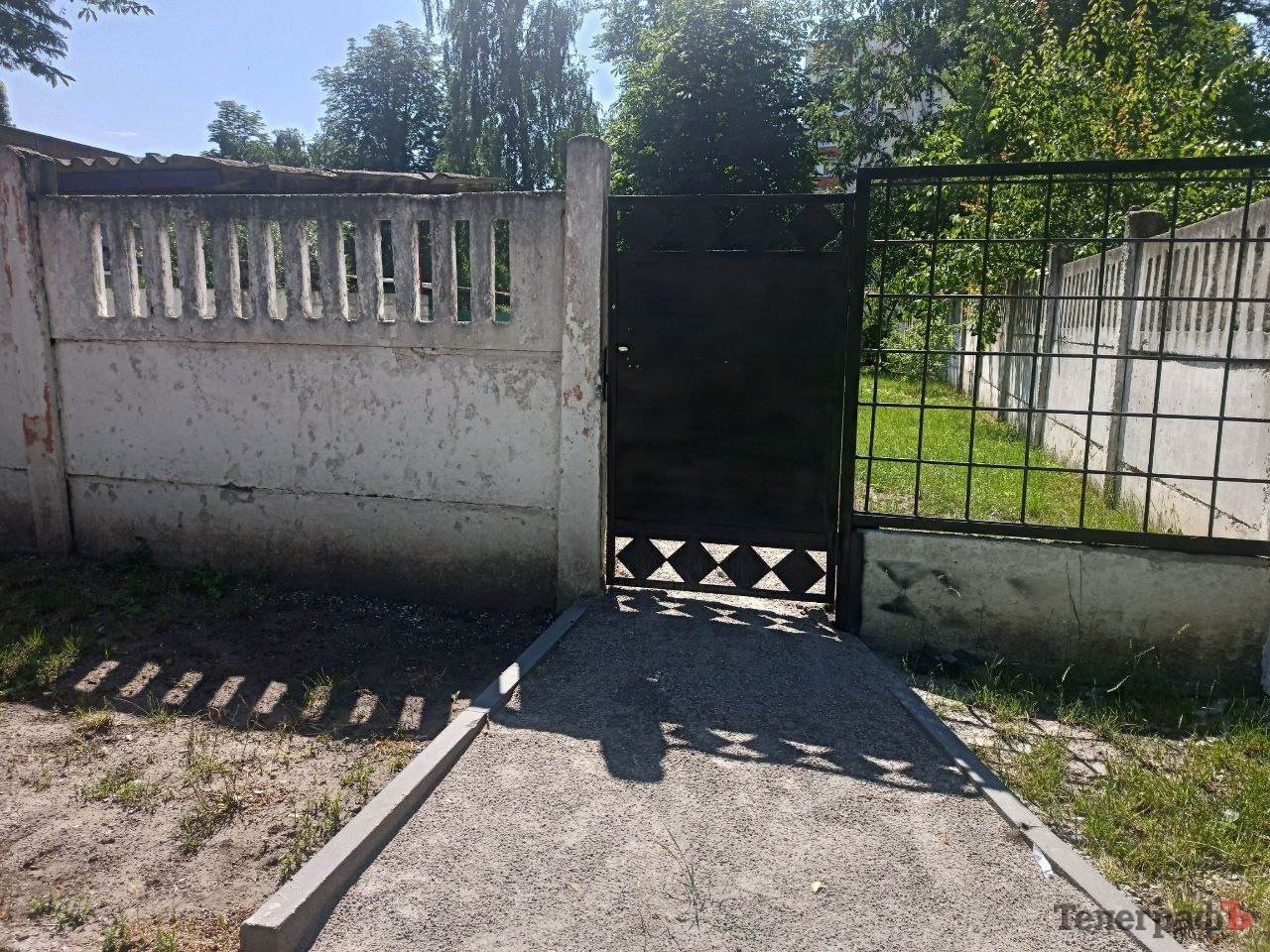 Хвіртка та доріжка, яку зробили педпрацівники