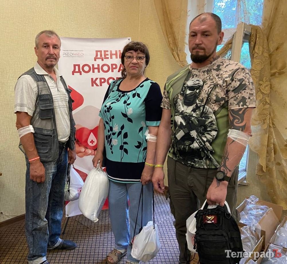 Почесні донори Світлана й Валерій Ключеви прийшли здавати кров з сином Ваіталієм