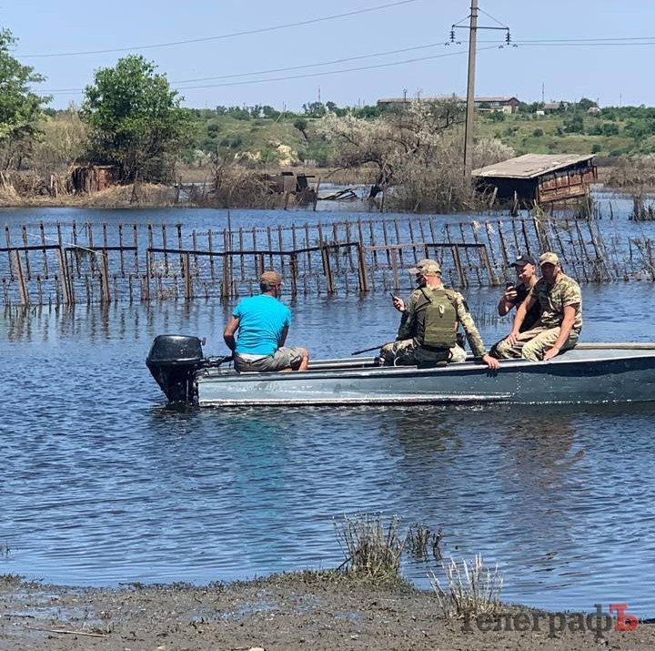 Поліцейські допомагають евакуюватися постраждалим внаслідок прориву Каховської ГЕС