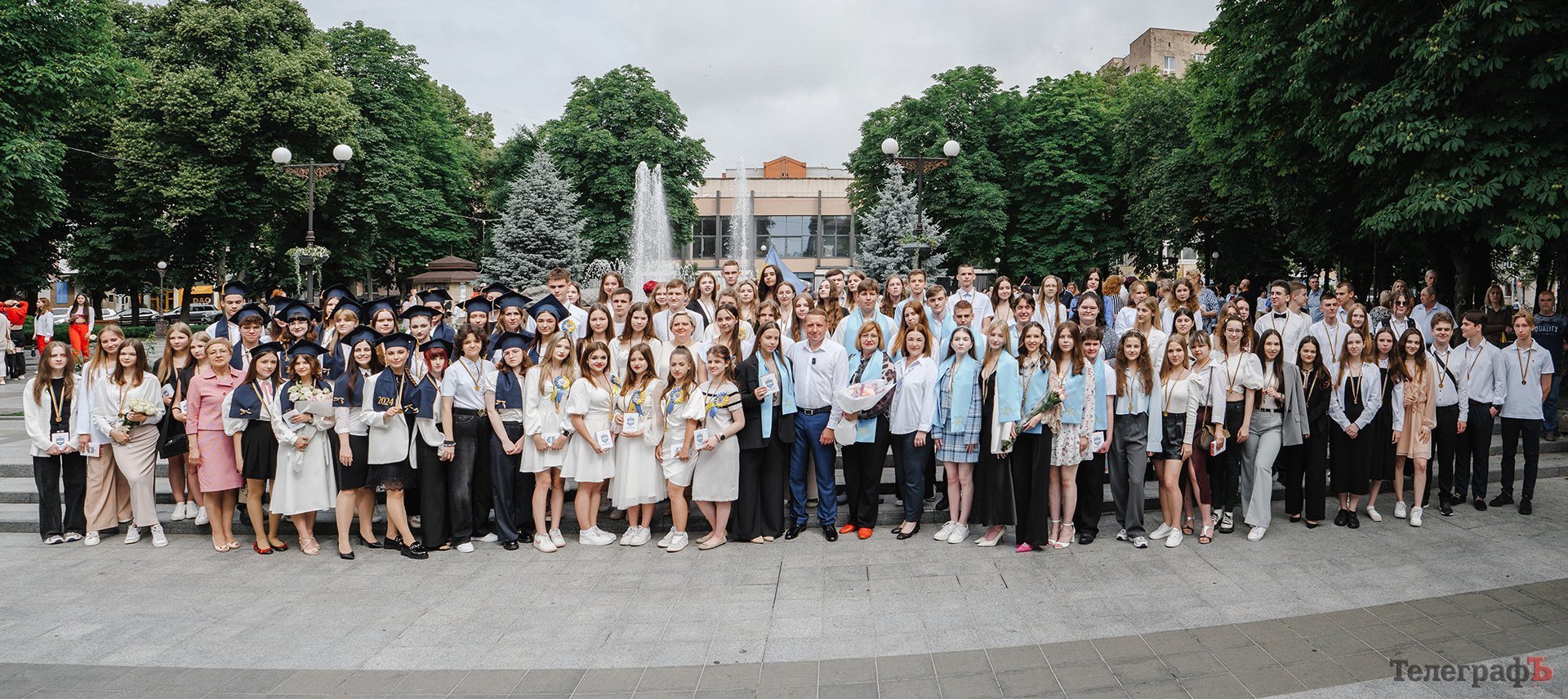 17.06.2024 У сквері імені Бабаєва кременчуцькі випускники отримали золоті та срібні медалі.