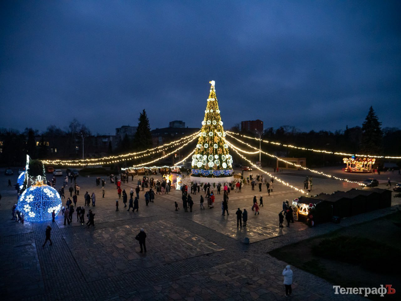 У Кременчуці засяяла головна новорічна ялинка міста