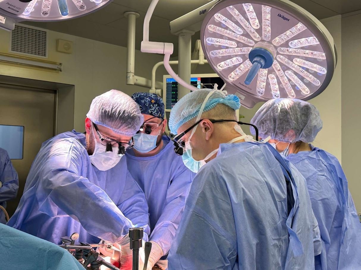 Лікарі-трансплантологи під час операції