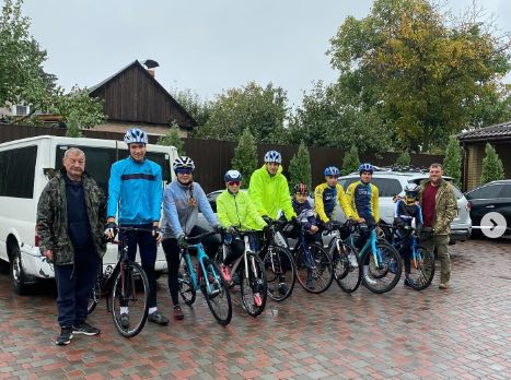 Тренери з вихованцями. Крайній ліворуч - заслужений тренер України Олександр Радченко, крайній праворуч - Роман Радченко