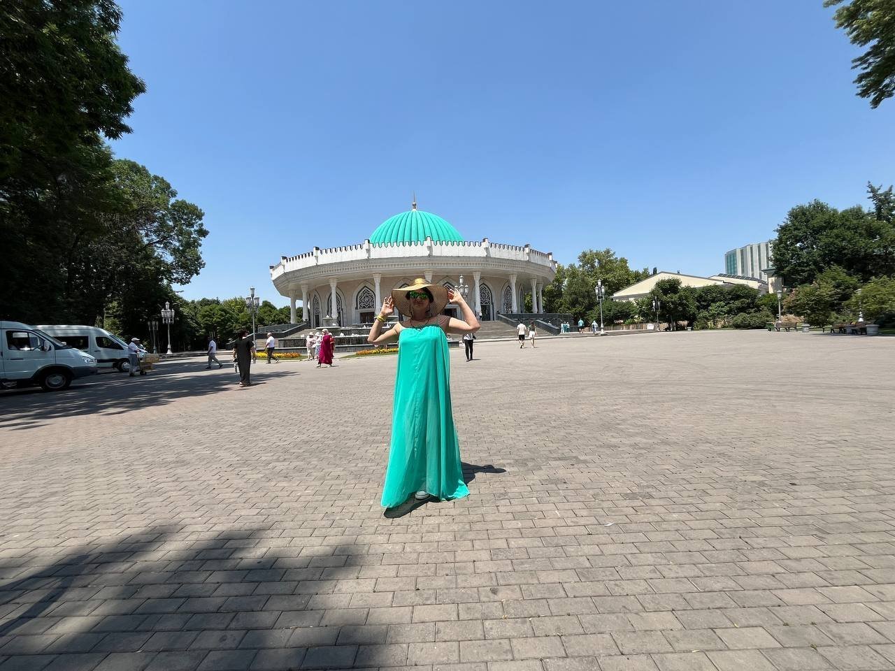 Фасад багато декорований.