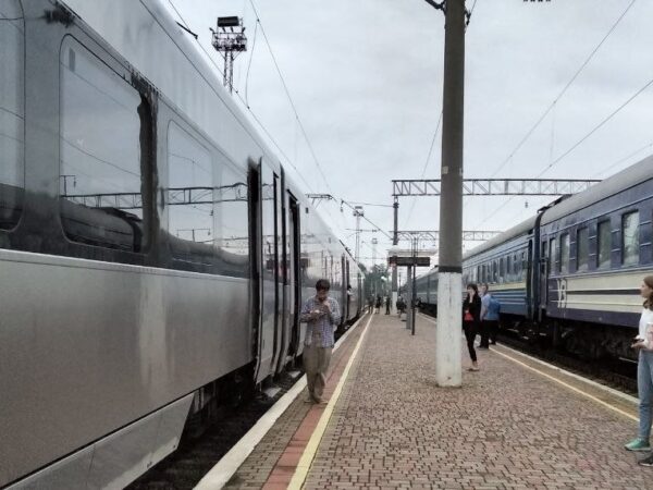 Відсьогодні «Укрзалізниця» призупиняє рух швидкісних поїздів до Харкова через бойові дії